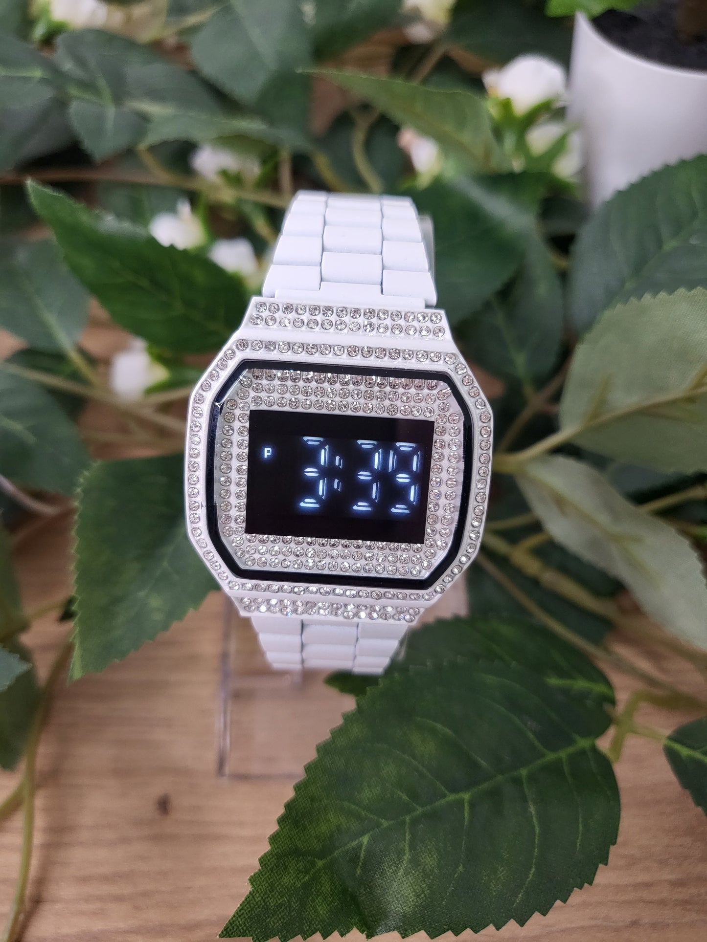 Relógio casio branco com zircónias